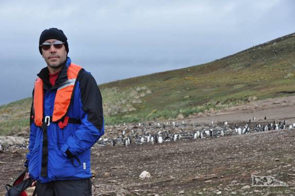 Com o colete salva-vidas esperando o próximo zodiac em Steeple Jason, no noroeste das Ilhas Malvinas